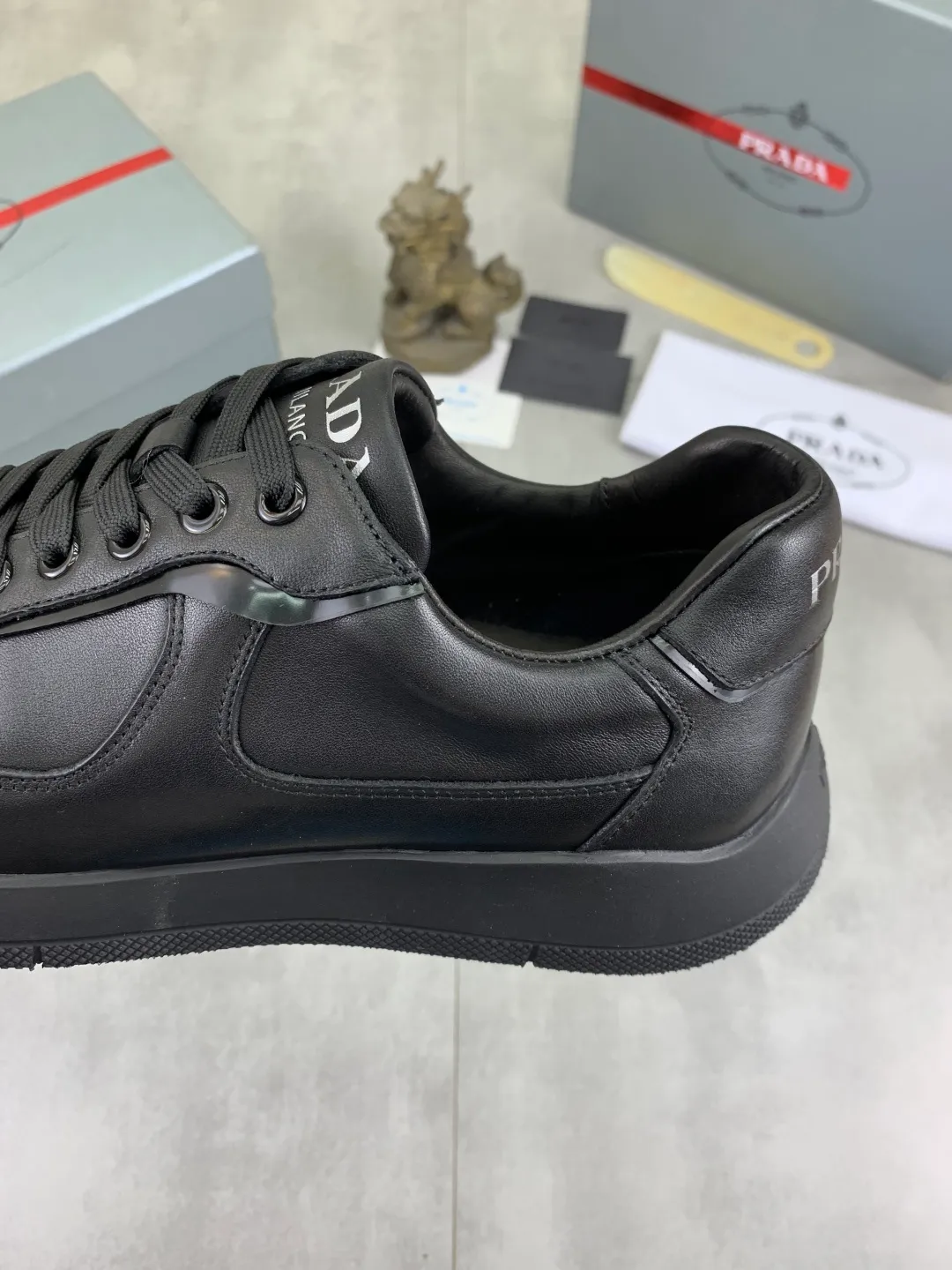 Men's men's shoes💰P600💰【New style】Top quality, classic popular models on the official website, timeless for a century,🆘 The trendy brand (Prada) mainly promotes popular models, avant-garde and versatile fashionable men's shoes, private version molding, cowhide surface splicing 1:1 oil edge processing... fashionable and simple, original imported cowhide interior cowhide feet; the atmosphere and personality are more fashionable, eye-catching and pursuing class. It will subvert old ideas and be a must-have for fashionistas who want to spend time with you! Must keep it! High-end comfort, high-end quality workmanship. Size: 38-44 4️⃣ colors available. full package